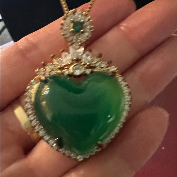 Elegant Green Heart Pendant Yellow Gold Plated Necklace 18 cubic diamonds - Picture 4 of 5